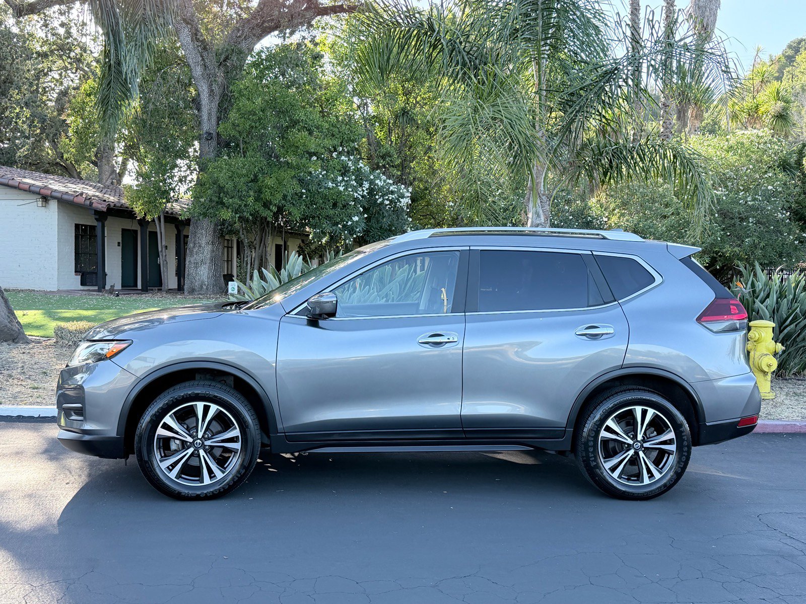 Used 2020 Nissan Rogue SV w/ Premium Package AWD/4WD image 2