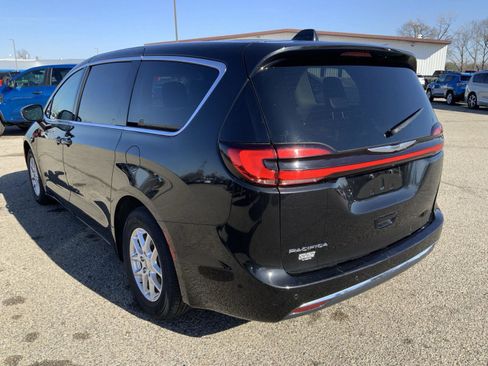 Used 2023 Chrysler Pacifica Touring-L image 8