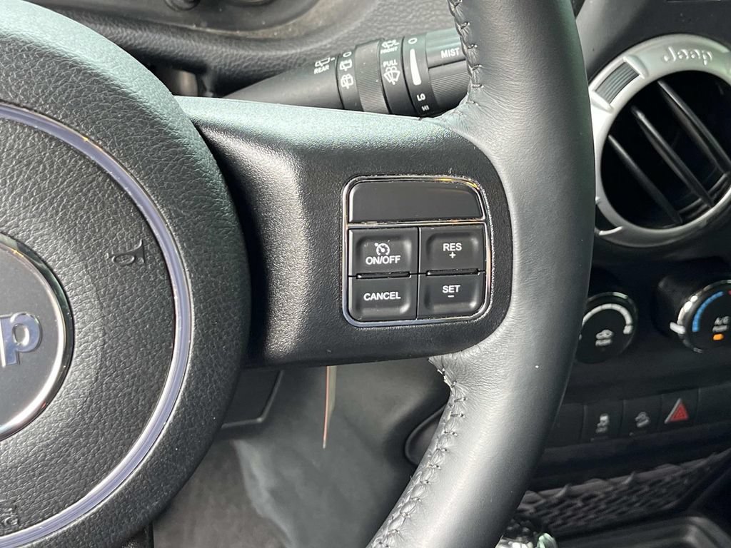 Used 2016 Jeep Wrangler Unlimited Sahara w/ Connectivity Group AWD/4WD image 29