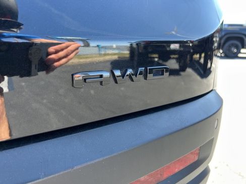 Used 2023 GMC Acadia SLE w/ Infotainment Package image 12