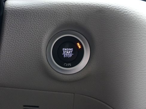 Used 2024 Chrysler Pacifica Limited image 23