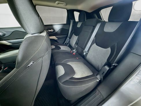 Used 2018 Jeep Cherokee Latitude w/ Cold Weather Group FWD image 25
