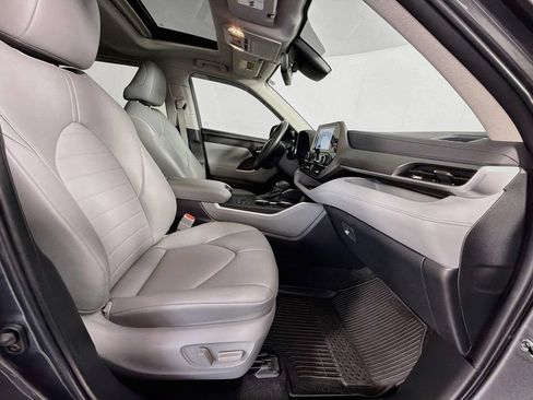 Used 2024 Toyota Highlander XLE FWD image 30