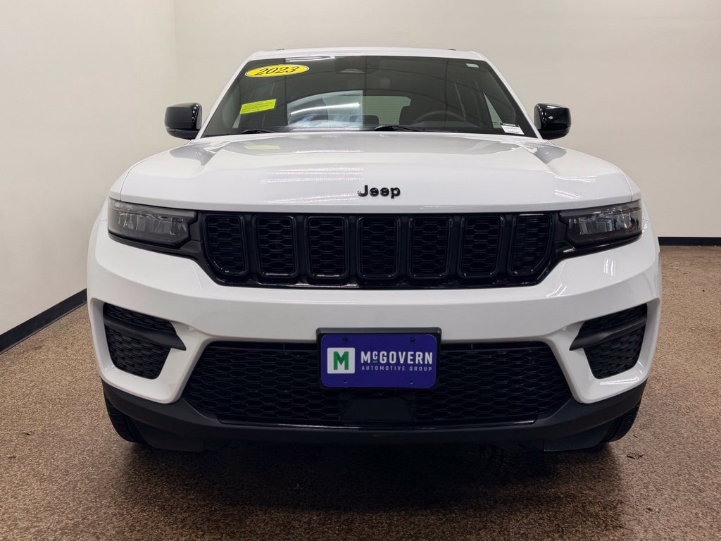 Used 2023 Jeep Grand Cherokee Altitude AWD/4WD image 9