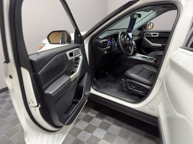 Used 2022 Ford Explorer XLT w/ Equipment Group 202A AWD/4WD image 14
