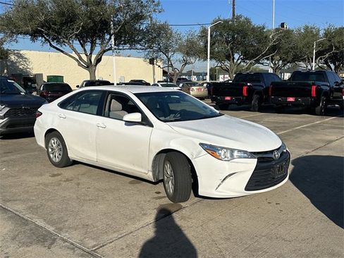 Used 2016 Toyota Camry LE image 3