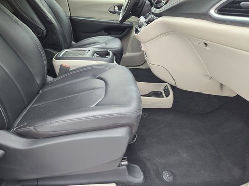 Used 2024 Chrysler Pacifica Select image 18