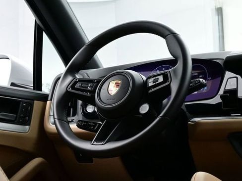 Certified 2025 Porsche Cayenne AWD/4WD image 19