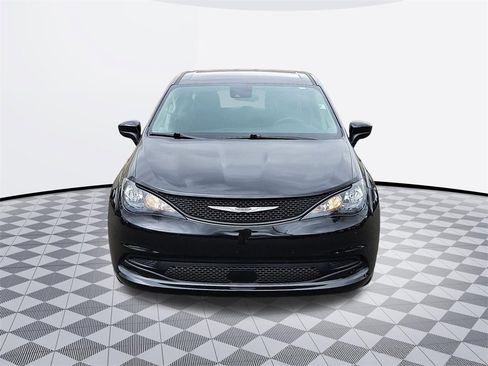 Used 2023 Chrysler Voyager LX image 9