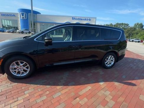 Used 2023 Chrysler Pacifica Touring-L FWD image 7