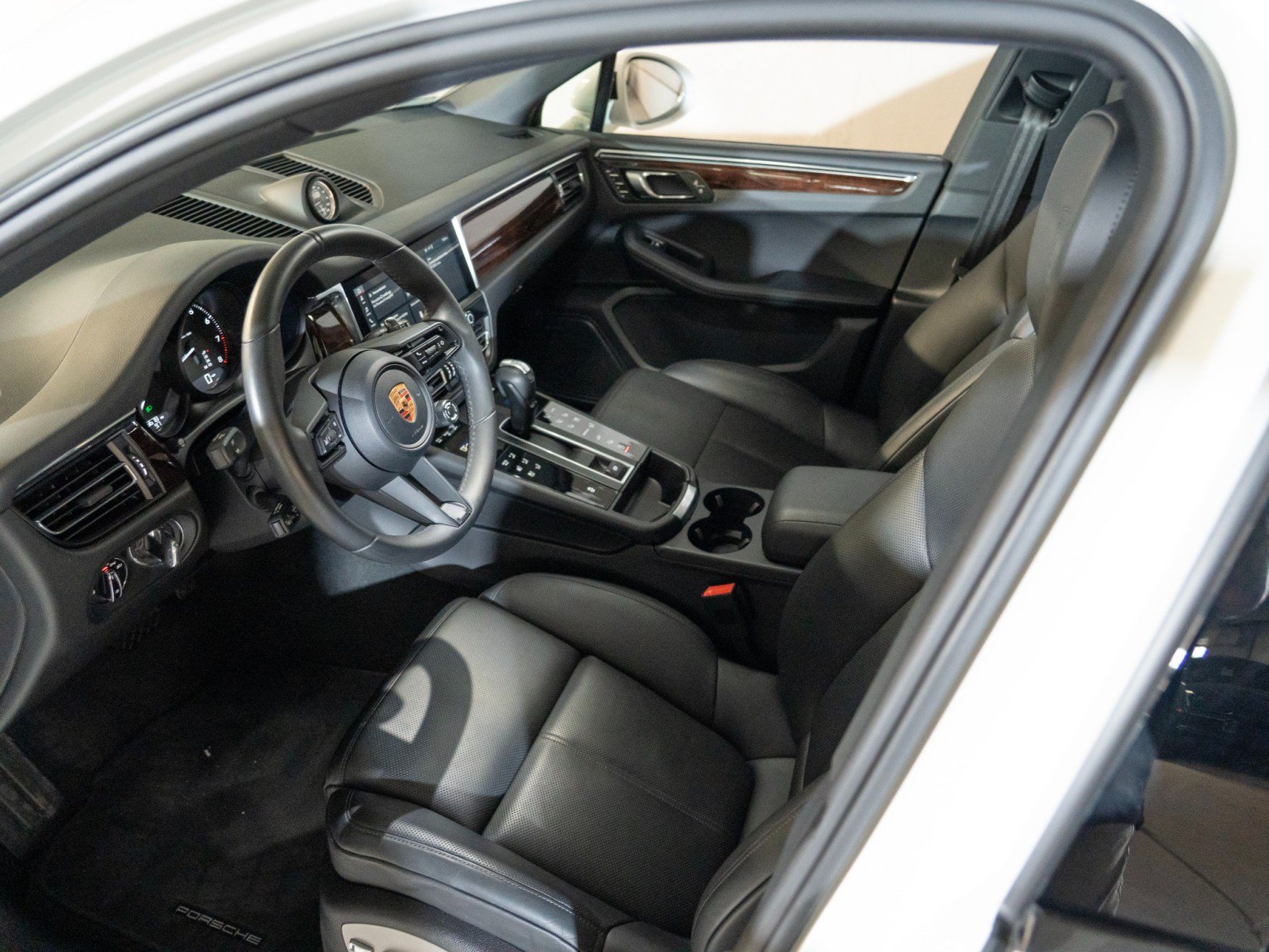 Certified 2026 Porsche Macan AWD/4WD image 4