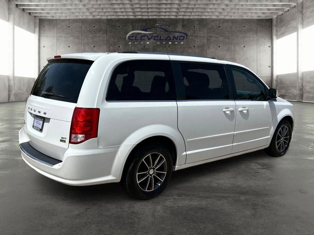 Used 2017 Dodge Grand Caravan SXT FWD image 3