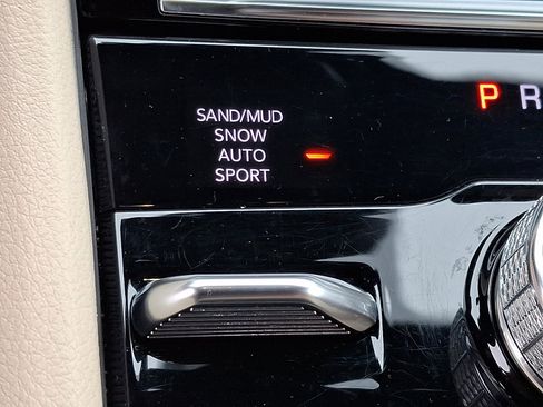 Used 2023 Jeep Grand Cherokee Limited w/ Luxury Tech Group II AWD/4WD image 26