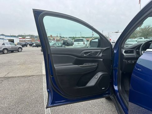 Used 2023 GMC Acadia SLT image 19