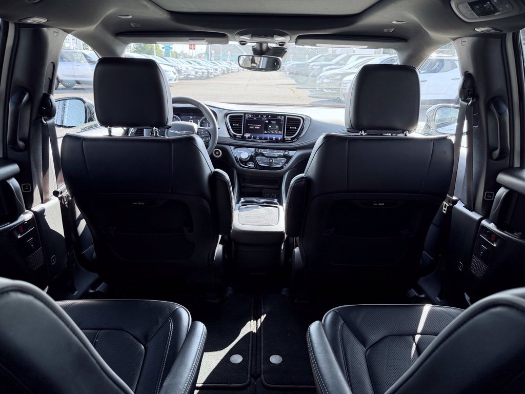 Certified 2025 Chrysler Pacifica Limited FWD image 30