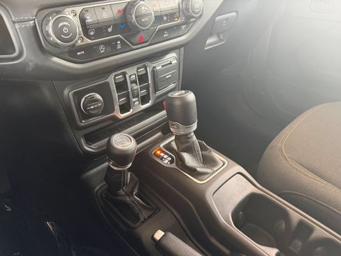 Used 2025 Jeep Wrangler Unlimited Sahara AWD/4WD image 41