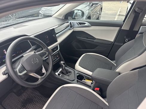 Used 2025 Volkswagen Taos SE w/ Panoramic Sunroof Package image 11