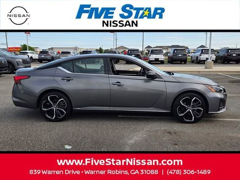 Used 2024 Nissan Altima 2.5 SR FWD image 14