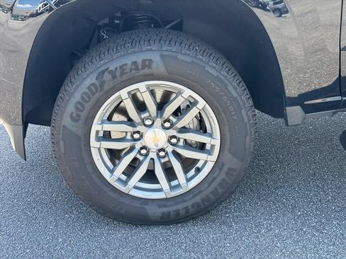 Used 2024 Chevrolet Colorado LT w/ LT Convenience Package III RWD image 9