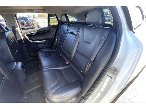Used 2016 Volvo V60 T5 Cross Country w/ Convenience Package image 27