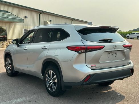 Used 2020 Toyota Highlander XLE AWD/4WD image 5