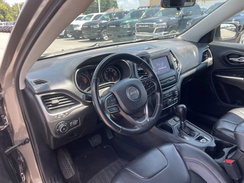 Used 2019 Jeep Cherokee Latitude Plus FWD image 11