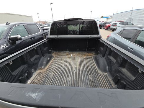 Used 2017 Nissan Titan SV image 6