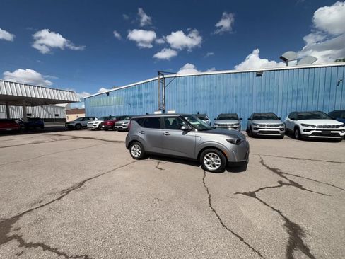 Used 2025 Kia Soul LX w/ LX Technology Package FWD image 14