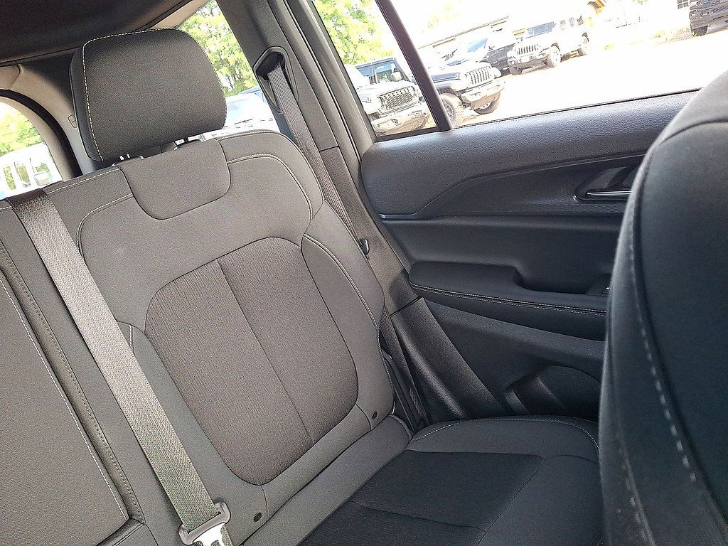 Used 2025 Jeep Grand Cherokee Laredo w/ Luxury Tech Group I AWD/4WD image 14