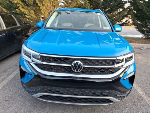 Used 2022 Volkswagen Taos SEL w/ Panoramic Sunroof Package image 2