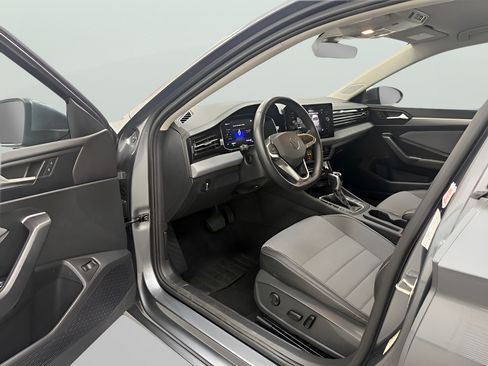 Used 2025 Volkswagen Jetta SE FWD image 9