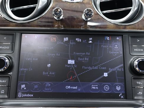 Used 2020 Bentley Bentayga Plug-In Hybrid AWD/4WD image 38