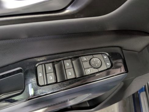 Used 2025 Nissan Pathfinder SL AWD/4WD image 14