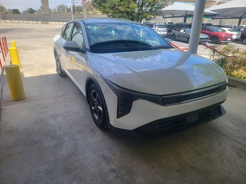 Used 2025 Kia K4 LXS image 3