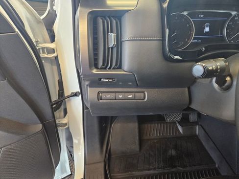 Used 2023 Nissan Pathfinder SL AWD/4WD image 16