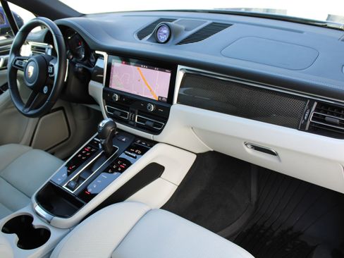 Certified 2024 Porsche Macan GTS image 27