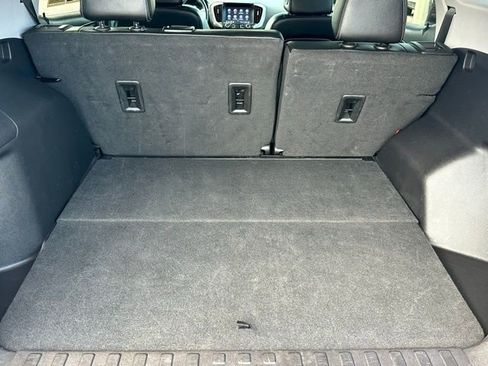 Used 2024 GMC Terrain SLT image 9