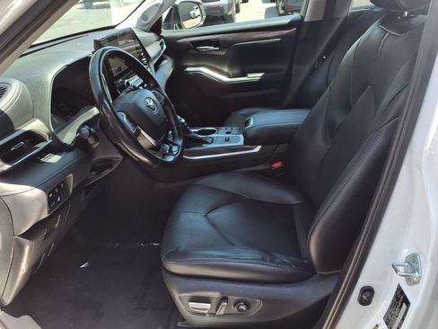Used 2023 Toyota Highlander Limited FWD image 16