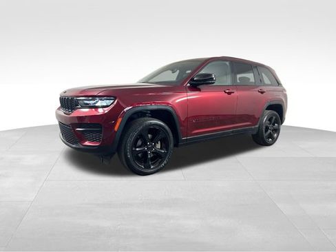 Used 2023 Jeep Grand Cherokee Altitude image 2