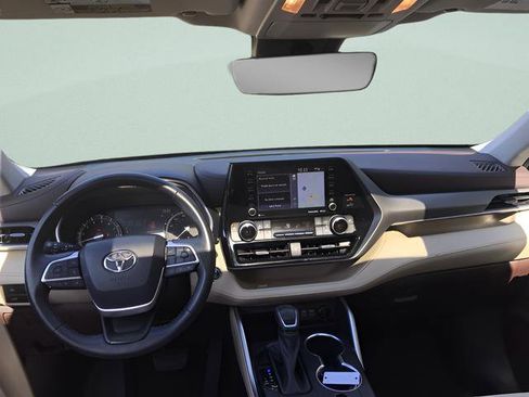 Used 2022 Toyota Highlander XLE FWD image 17