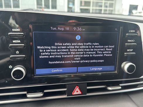 Used 2022 Hyundai Elantra SEL w/ Convenience + Premium Package FWD image 4