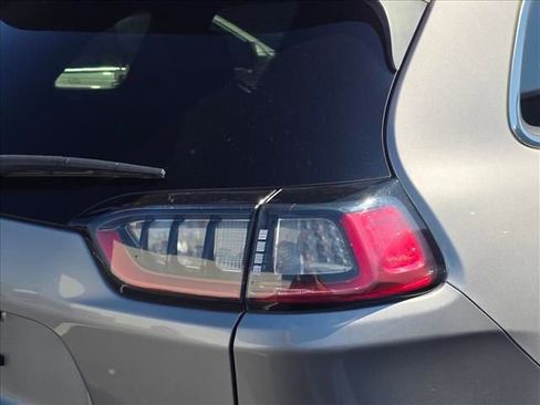 Used 2019 Jeep Cherokee Latitude w/ Popular Appearance Group image 32