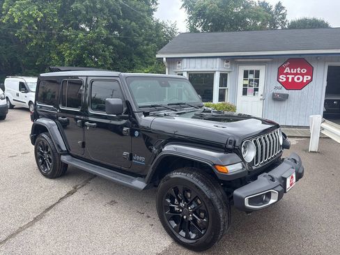 Used 2025 Jeep Wrangler Unlimited Sahara AWD/4WD image 2