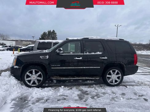 Used 2014 Cadillac Escalade Luxury image 2