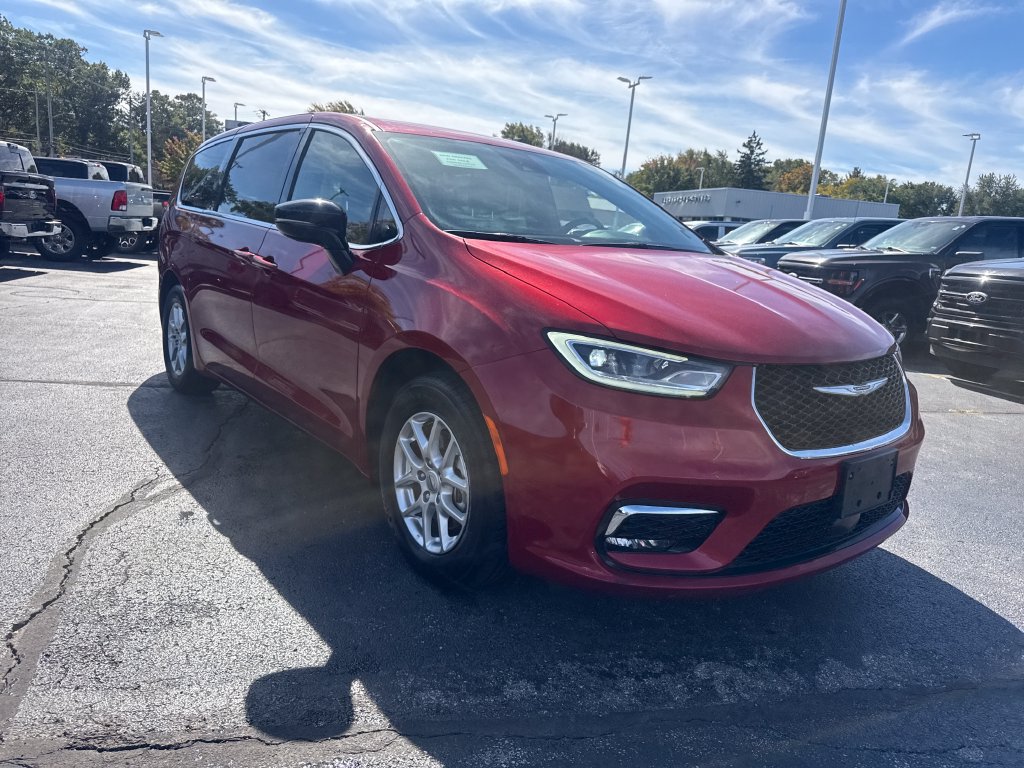 Used 2025 Chrysler Pacifica Select FWD image 4