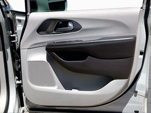 Used 2017 Chrysler Pacifica Touring-L Plus FWD image 18