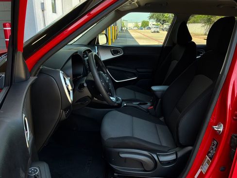 Used 2025 Kia Soul LX w/ LX Technology Package FWD image 10