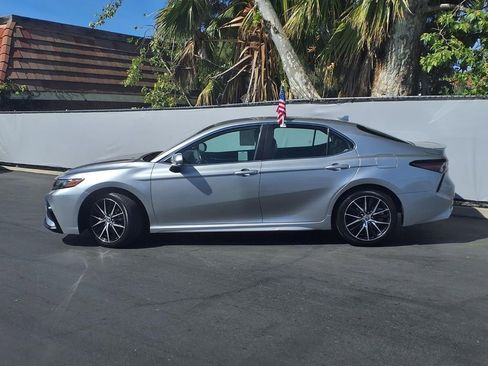 Certified 2022 Toyota Camry SE image 3