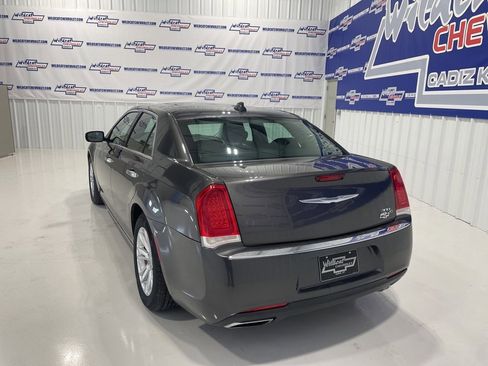 Used 2017 Chrysler 300 C image 8
