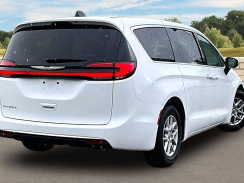 Used 2023 Chrysler Pacifica Touring-L image 9
